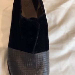 Black dressy point shoes